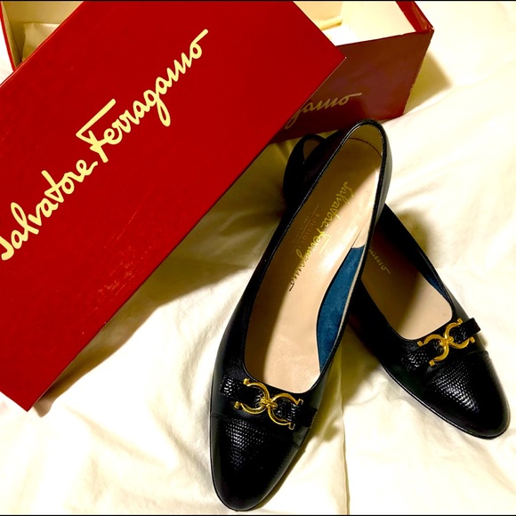 Salvatore Ferragamo Shoes - VINTAGE Salvatore FERRAGAMO low heels Navy / gold logo bar, size 7 AAAA NARROW